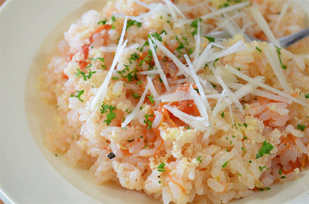 【トマト丸ごとドボン】炊飯器1発で仕上がる「豪快炊き込みごはん」作ってみた！これって赤いピラフだわ♡