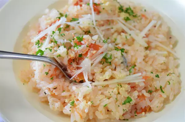 「【トマト丸ごとドボン】炊飯器1発で仕上がる「豪快炊き込みごはん」作ってみた！これって赤いピラフだわ♡」の画像