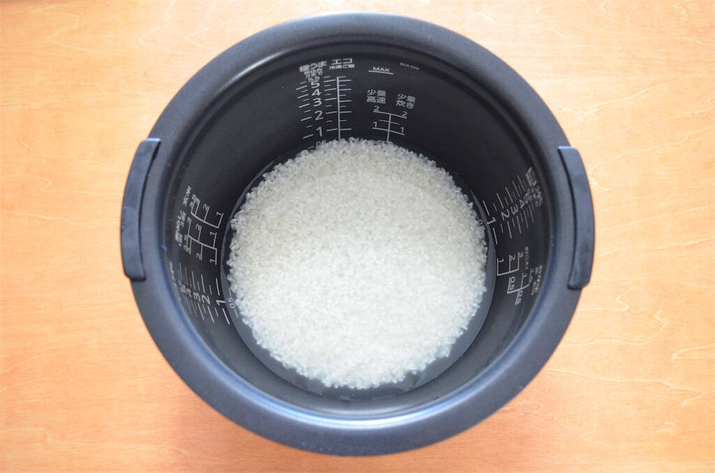 【トマト丸ごとドボン】炊飯器1発で仕上がる「豪快炊き込みごはん」作ってみた！これって赤いピラフだわ♡