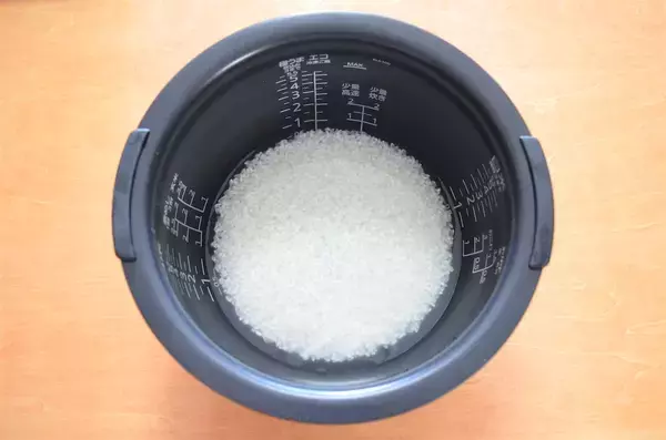 「【トマト丸ごとドボン】炊飯器1発で仕上がる「豪快炊き込みごはん」作ってみた！これって赤いピラフだわ♡」の画像