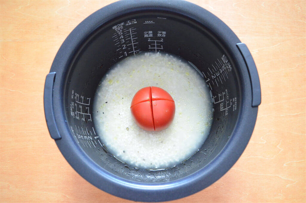 【トマト丸ごとドボン】炊飯器1発で仕上がる「豪快炊き込みごはん」作ってみた！これって赤いピラフだわ♡