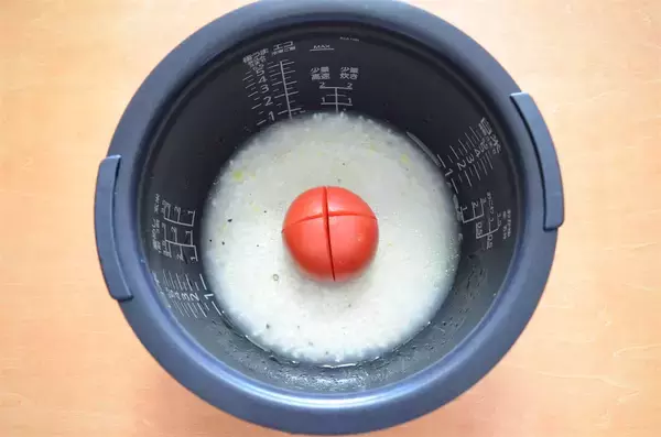 「【トマト丸ごとドボン】炊飯器1発で仕上がる「豪快炊き込みごはん」作ってみた！これって赤いピラフだわ♡」の画像