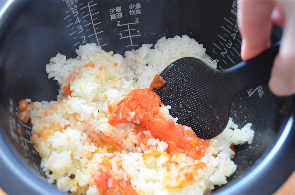 【トマト丸ごとドボン】炊飯器1発で仕上がる「豪快炊き込みごはん」作ってみた！これって赤いピラフだわ♡