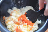 「【トマト丸ごとドボン】炊飯器1発で仕上がる「豪快炊き込みごはん」作ってみた！これって赤いピラフだわ♡」の画像7