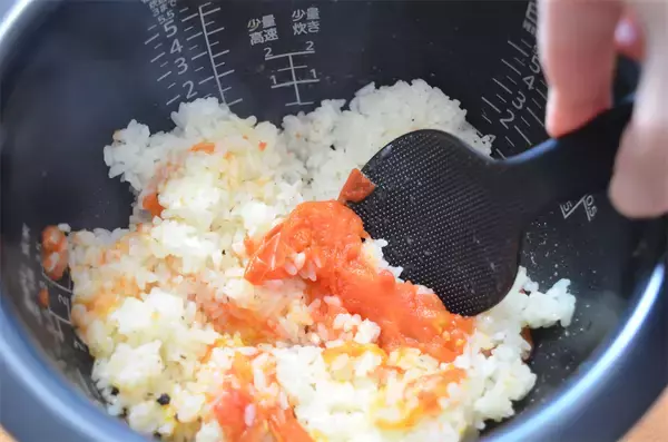「【トマト丸ごとドボン】炊飯器1発で仕上がる「豪快炊き込みごはん」作ってみた！これって赤いピラフだわ♡」の画像