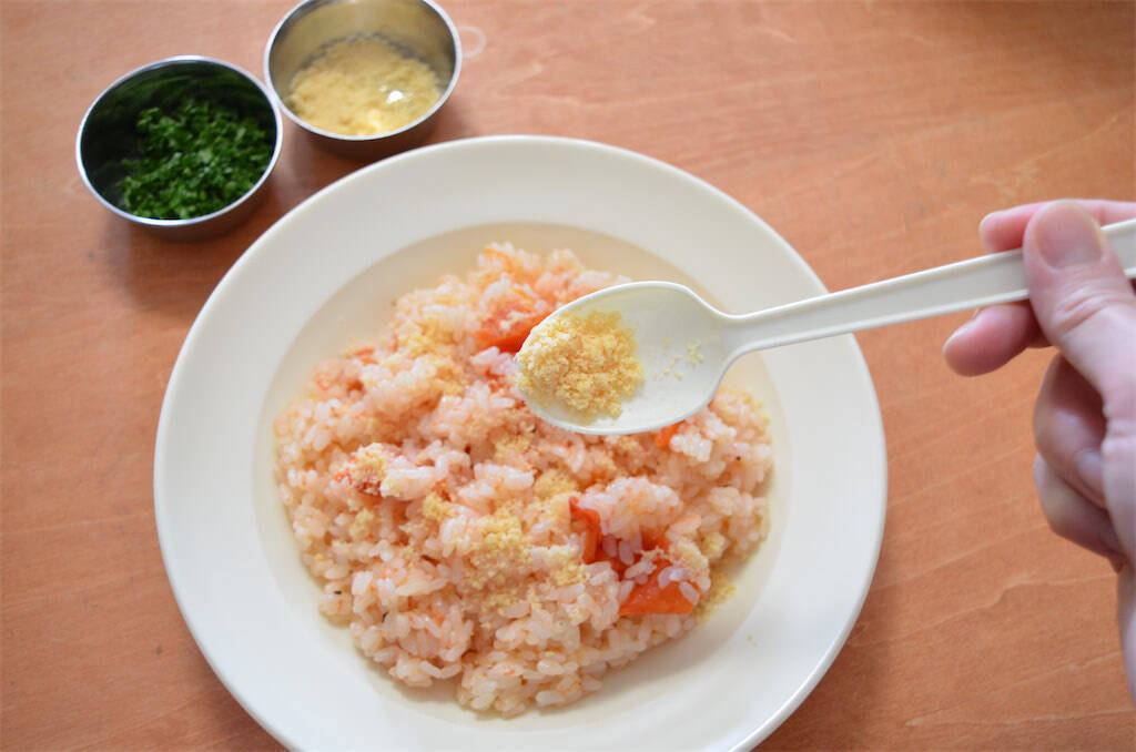 【トマト丸ごとドボン】炊飯器1発で仕上がる「豪快炊き込みごはん」作ってみた！これって赤いピラフだわ♡
