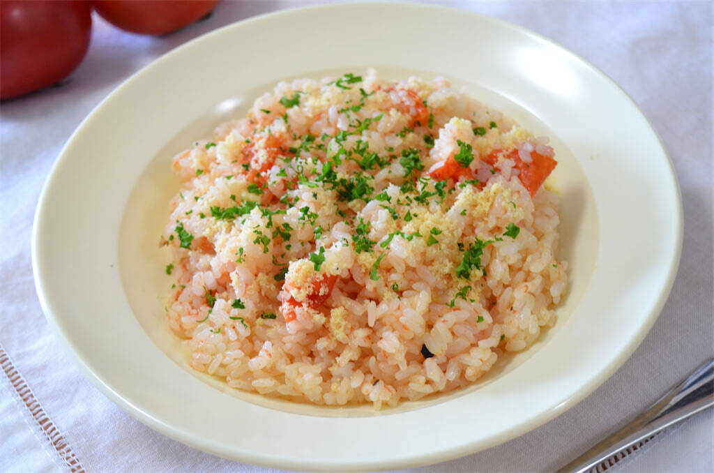 【トマト丸ごとドボン】炊飯器1発で仕上がる「豪快炊き込みごはん」作ってみた！これって赤いピラフだわ♡