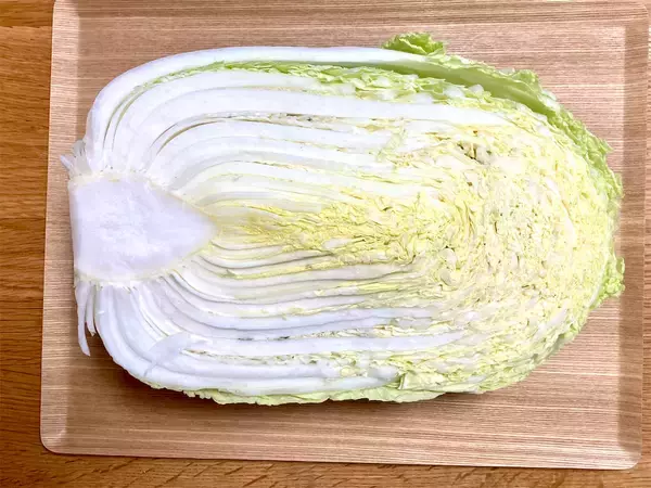 「【カット白菜の選び方】「切り口のサイズ」「成長点の向き」…そして「謎の黒い点々」の正体は⁉実は良い物の証」の画像