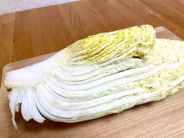 「【カット白菜の選び方】「切り口のサイズ」「成長点の向き」…そして「謎の黒い点々」の正体は⁉実は良い物の証」の画像