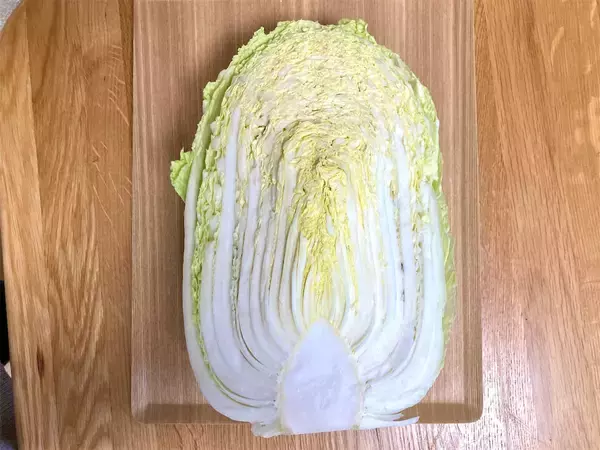 「【カット白菜の選び方】「切り口のサイズ」「成長点の向き」…そして「謎の黒い点々」の正体は⁉実は良い物の証」の画像