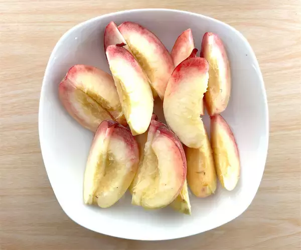 「【パリ5区レストランのシェフ発】コンポートより簡単♪塩味と甘味のクリーム2種で「桃のキャラメリゼ」作ろう」の画像