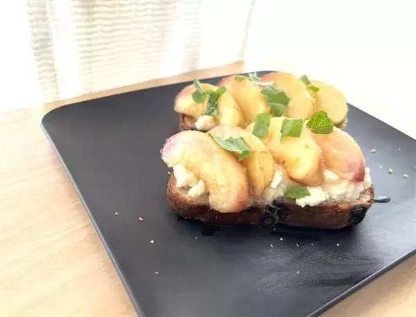 「【パリ5区レストランのシェフ発】コンポートより簡単♪塩味と甘味のクリーム2種で「桃のキャラメリゼ」作ろう」の画像