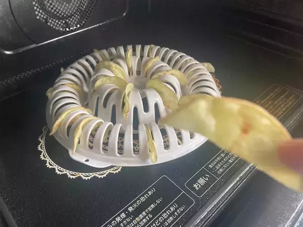 「【ダイソー】「電子レンジチップスメーカー」で作ったポテチは、本物みたいにパリパリになるの？【比較検証】」の画像