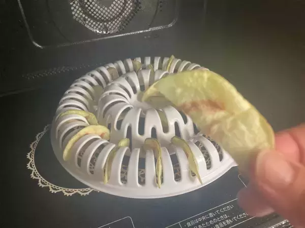 「【ダイソー】「電子レンジチップスメーカー」で作ったポテチは、本物みたいにパリパリになるの？【比較検証】」の画像