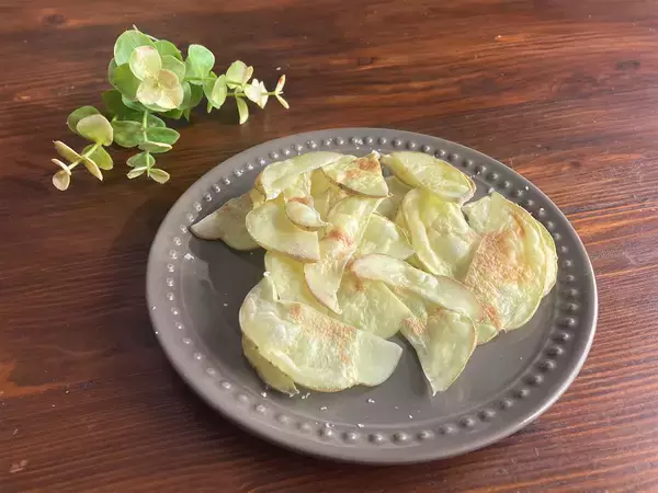 「【ダイソー】「電子レンジチップスメーカー」で作ったポテチは、本物みたいにパリパリになるの？【比較検証】」の画像