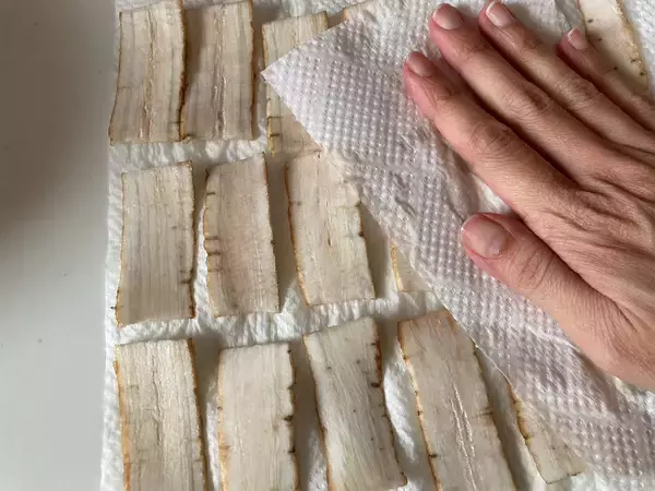 「【ダイソー】「電子レンジチップスメーカー」で作ったポテチは、本物みたいにパリパリになるの？【比較検証】」の画像