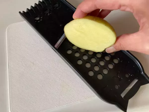 「【ダイソー】「電子レンジチップスメーカー」で作ったポテチは、本物みたいにパリパリになるの？【比較検証】」の画像