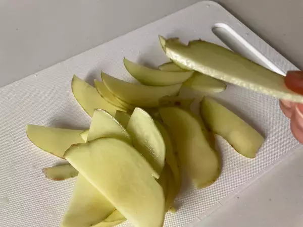 「【ダイソー】「電子レンジチップスメーカー」で作ったポテチは、本物みたいにパリパリになるの？【比較検証】」の画像