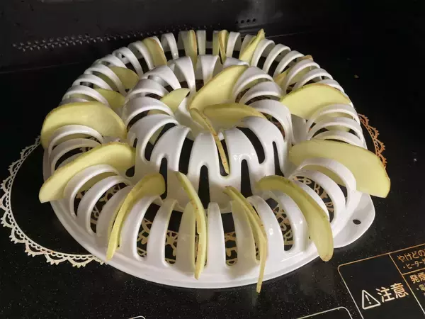 「【ダイソー】「電子レンジチップスメーカー」で作ったポテチは、本物みたいにパリパリになるの？【比較検証】」の画像