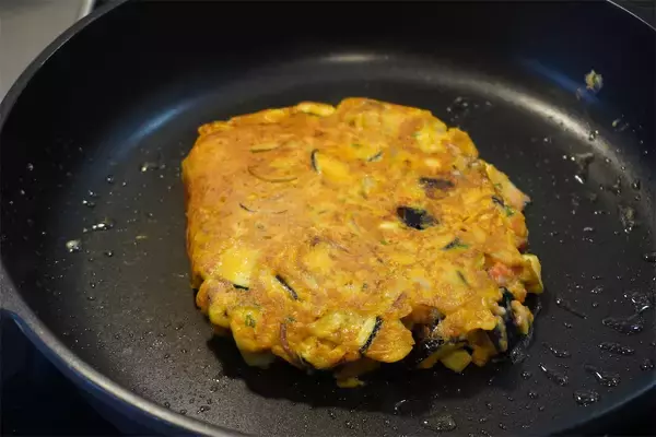 「【農家直伝】なすを主役に野菜たちが共演！「なすのお好み焼き」野菜アベンジャーズな最強レシピ作ってみた♡」の画像