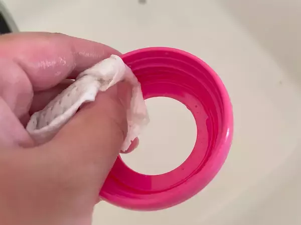 「【ダイソー】この白いシート、5回ほど揉み揉みすると…泡立って洗い物が出来ます！グラスを洗ってみた！」の画像