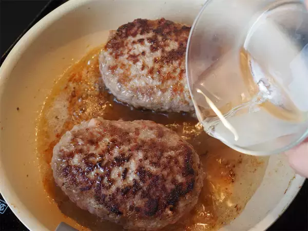 「【SNSで大バズり】包丁いらずで超時短「バター酒蒸しハンバーグ」作ってみた！ふわふわの秘密は牛乳!?」の画像