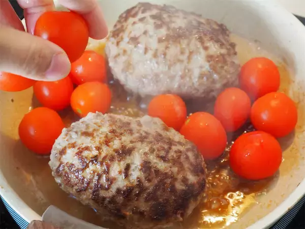 「【SNSで大バズり】包丁いらずで超時短「バター酒蒸しハンバーグ」作ってみた！ふわふわの秘密は牛乳!?」の画像