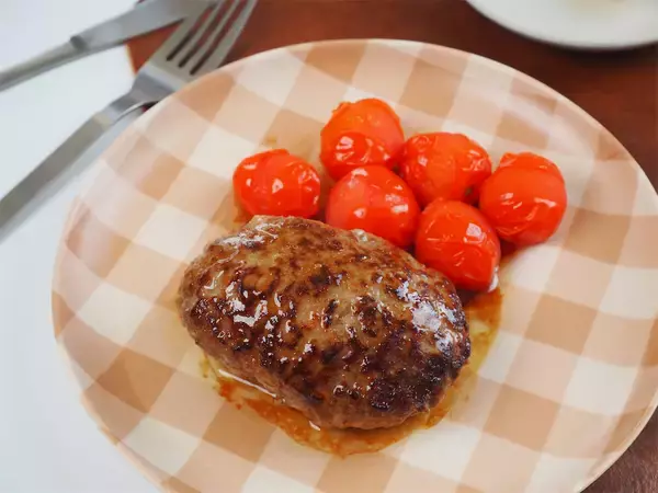 「【SNSで大バズり】包丁いらずで超時短「バター酒蒸しハンバーグ」作ってみた！ふわふわの秘密は牛乳!?」の画像