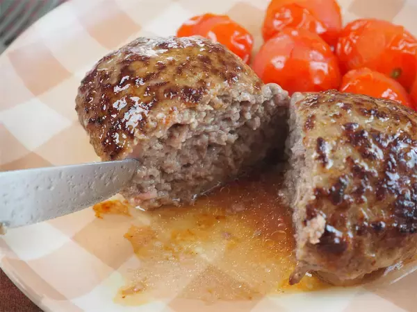 「【SNSで大バズり】包丁いらずで超時短「バター酒蒸しハンバーグ」作ってみた！ふわふわの秘密は牛乳!?」の画像