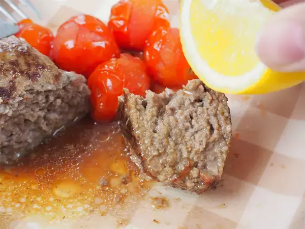 「【SNSで大バズり】包丁いらずで超時短「バター酒蒸しハンバーグ」作ってみた！ふわふわの秘密は牛乳!?」の画像