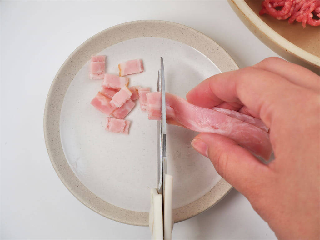 【SNSで大バズり】包丁いらずで超時短「バター酒蒸しハンバーグ」作ってみた！ふわふわの秘密は牛乳!?