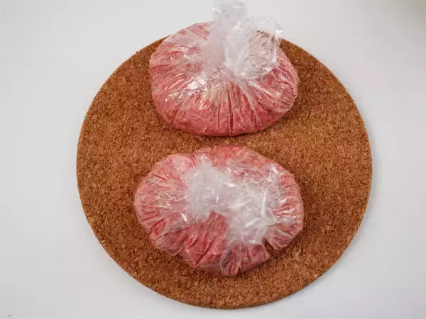 「【SNSで大バズり】包丁いらずで超時短「バター酒蒸しハンバーグ」作ってみた！ふわふわの秘密は牛乳!?」の画像