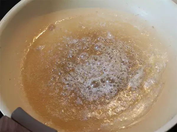 「【SNSで大バズり】包丁いらずで超時短「バター酒蒸しハンバーグ」作ってみた！ふわふわの秘密は牛乳!?」の画像