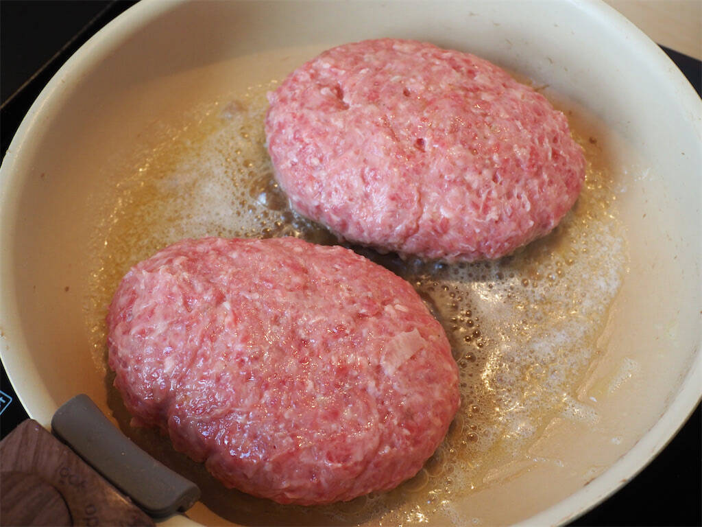 【SNSで大バズり】包丁いらずで超時短「バター酒蒸しハンバーグ」作ってみた！ふわふわの秘密は牛乳!?