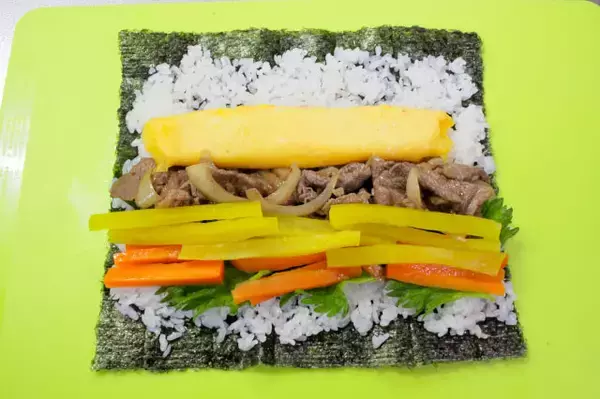 「【巻きす不要のり巻き】韓国のヤミツキ巻き寿司「キンパ」作ってみた！たっぷりプルコギは焼肉のたれでOK♪」の画像