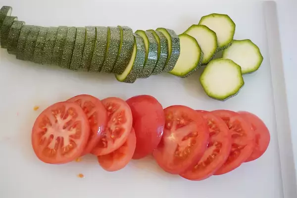 「【至高のトッピング】なんとチーズにオリーブオイルを!?「トマトとズッキーニのチーズ焼き」作ってみた！」の画像