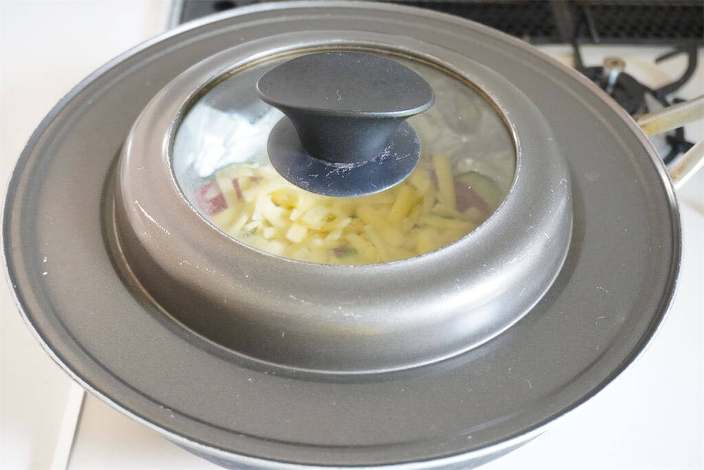 【至高のトッピング】なんとチーズにオリーブオイルを!?「トマトとズッキーニのチーズ焼き」作ってみた！
