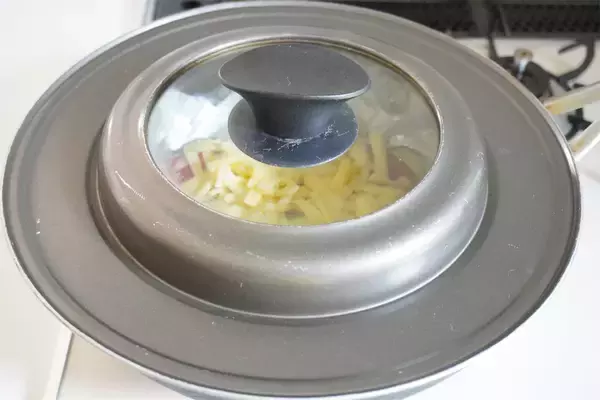 「【至高のトッピング】なんとチーズにオリーブオイルを!?「トマトとズッキーニのチーズ焼き」作ってみた！」の画像