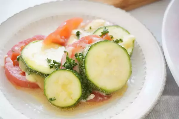 「【至高のトッピング】なんとチーズにオリーブオイルを!?「トマトとズッキーニのチーズ焼き」作ってみた！」の画像