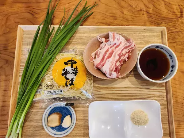「【15分で激旨】つけ麺スタイルな「極スープのニラソバ」作ろう！たっぷりニラに豚バラの脂で中毒性高め～」の画像