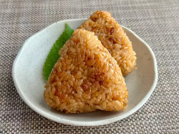 「【焼きおにぎりの作り方“革新”】炊飯器で味つけ完了せよ！焼くときは“塗らない”ラクうまレシピに挑戦だ！」の画像