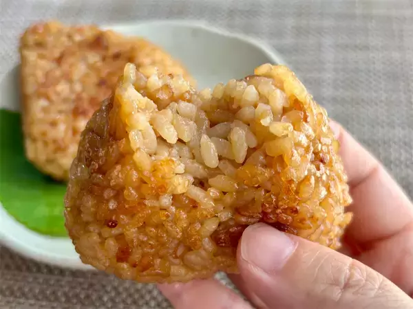 「【焼きおにぎりの作り方“革新”】炊飯器で味つけ完了せよ！焼くときは“塗らない”ラクうまレシピに挑戦だ！」の画像