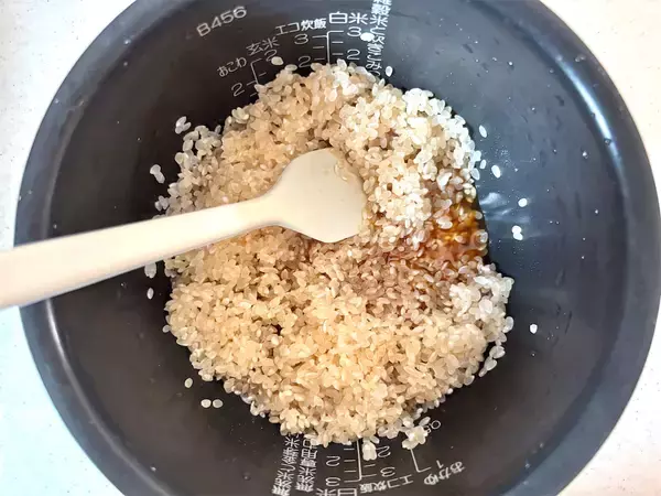 「【焼きおにぎりの作り方“革新”】炊飯器で味つけ完了せよ！焼くときは“塗らない”ラクうまレシピに挑戦だ！」の画像