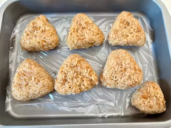 「【焼きおにぎりの作り方“革新”】炊飯器で味つけ完了せよ！焼くときは“塗らない”ラクうまレシピに挑戦だ！」の画像