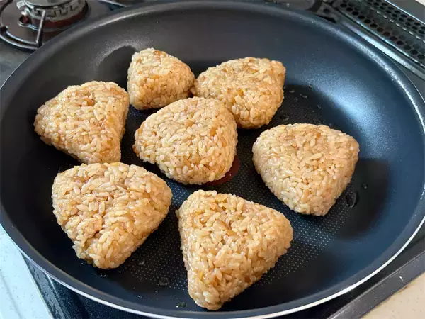 「【焼きおにぎりの作り方“革新”】炊飯器で味つけ完了せよ！焼くときは“塗らない”ラクうまレシピに挑戦だ！」の画像