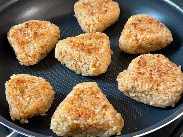 「【焼きおにぎりの作り方“革新”】炊飯器で味つけ完了せよ！焼くときは“塗らない”ラクうまレシピに挑戦だ！」の画像