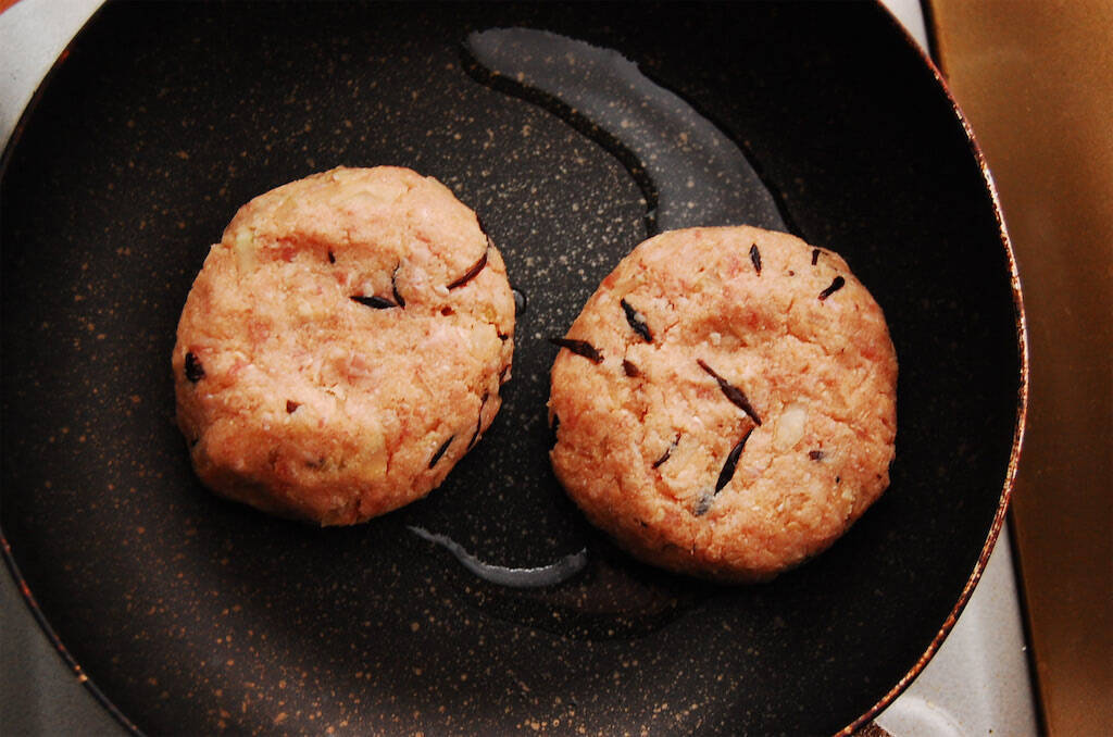 【食物繊維もかさも増し増し】おからとひじきで「極ヘルシーハンバーグ」焼いてみた！カリッとジューシーで完璧