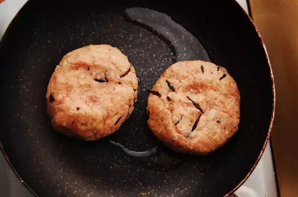 「【食物繊維もかさも増し増し】おからとひじきで「極ヘルシーハンバーグ」焼いてみた！カリッとジューシーで完璧」の画像