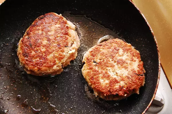 「【食物繊維もかさも増し増し】おからとひじきで「極ヘルシーハンバーグ」焼いてみた！カリッとジューシーで完璧」の画像