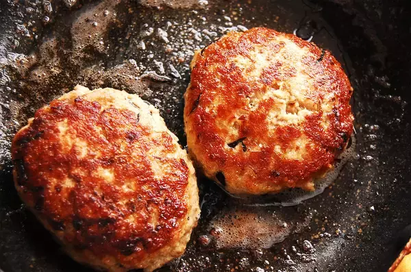 「【食物繊維もかさも増し増し】おからとひじきで「極ヘルシーハンバーグ」焼いてみた！カリッとジューシーで完璧」の画像